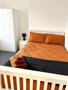 Convenient & Modern Private Bedroom Space near Barnsley Hospital
